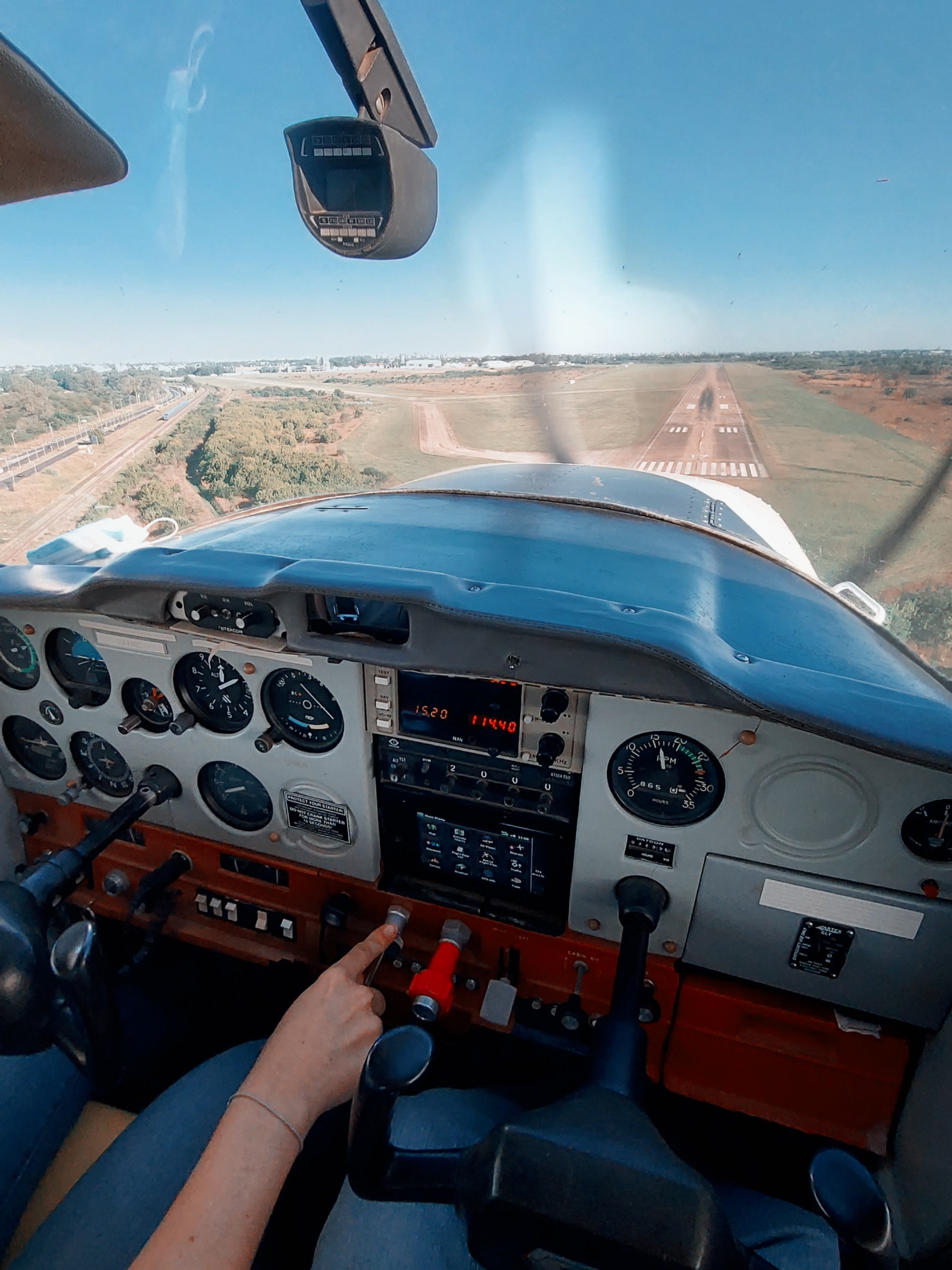 Estudiantes TCP con avión IAAC